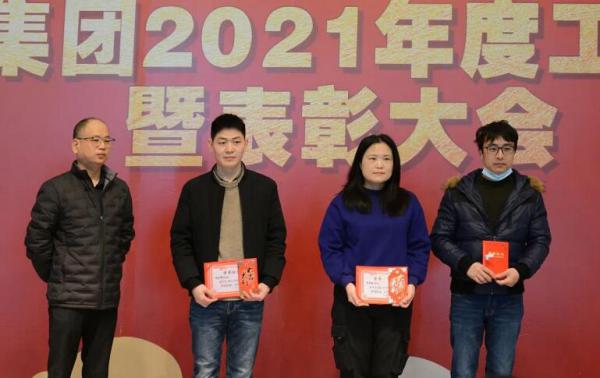 保一集團中共黨總支2021年度優(yōu)秀黨員獲獎合影